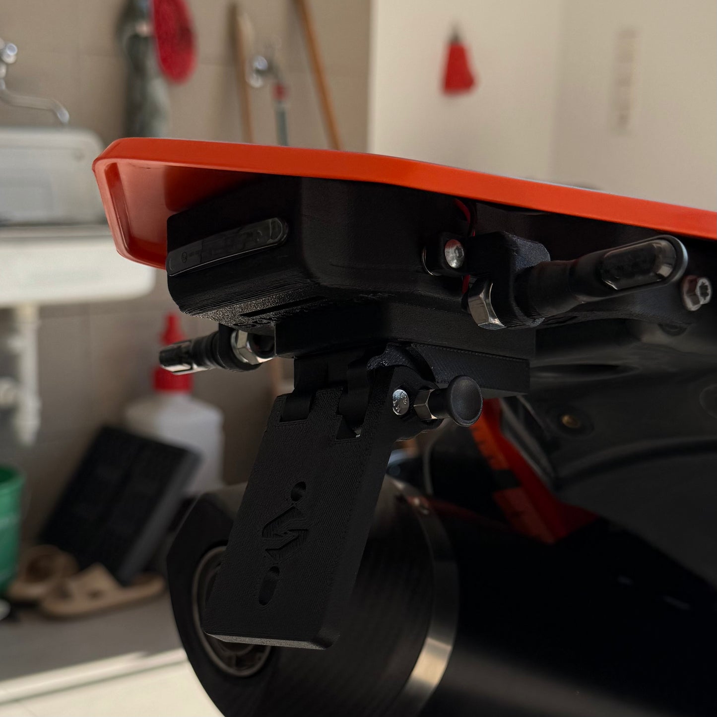 Abnehmbarer & klappbarer Kennzeichenhalter für KTM 690 SMC-R – mit innovativem Rastbolzen-System
