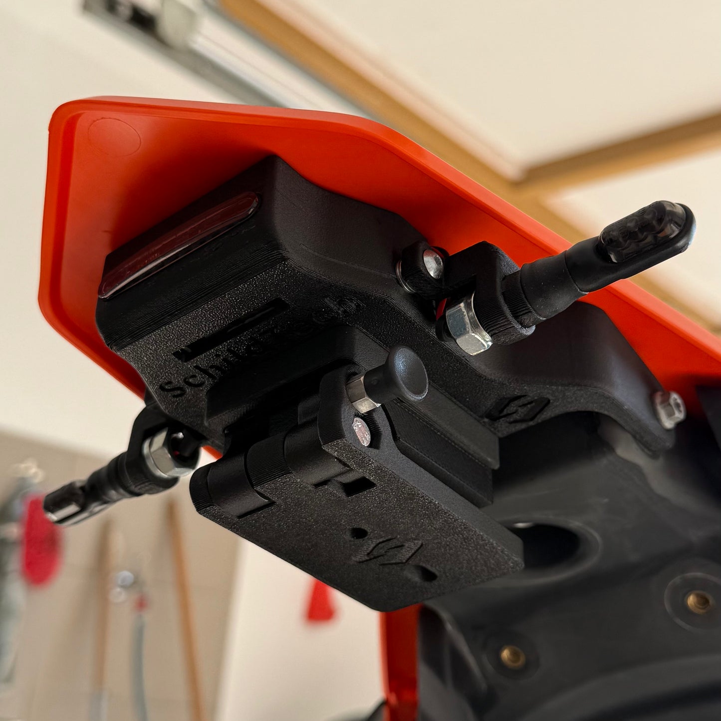 Abnehmbarer & klappbarer Kennzeichenhalter für KTM 690 SMC-R – mit innovativem Rastbolzen-System